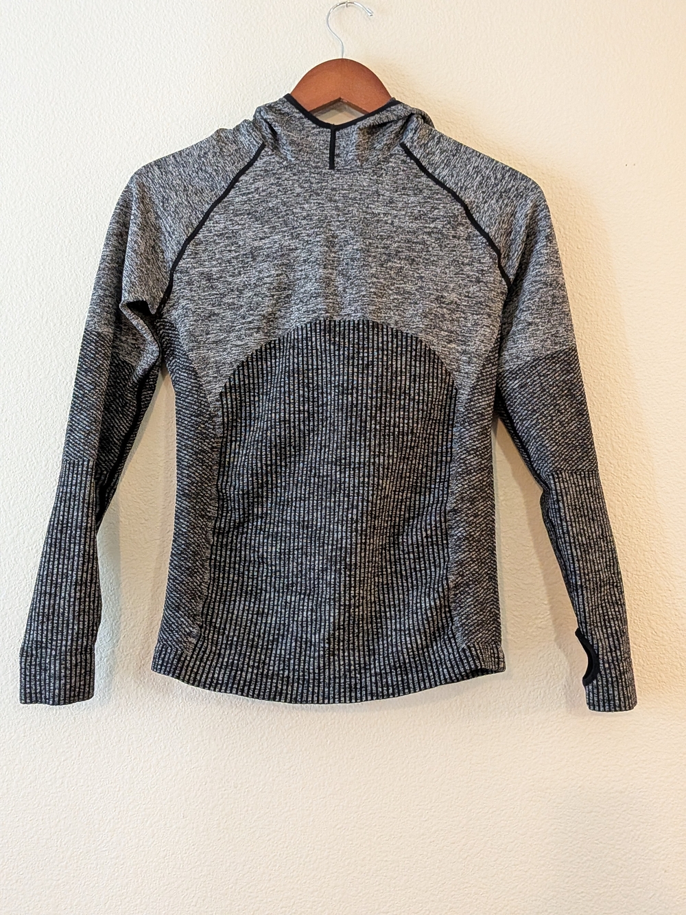 Fabletics Womens Size S Pullover Hoodie Long Sleeve Thumb Holes Gray